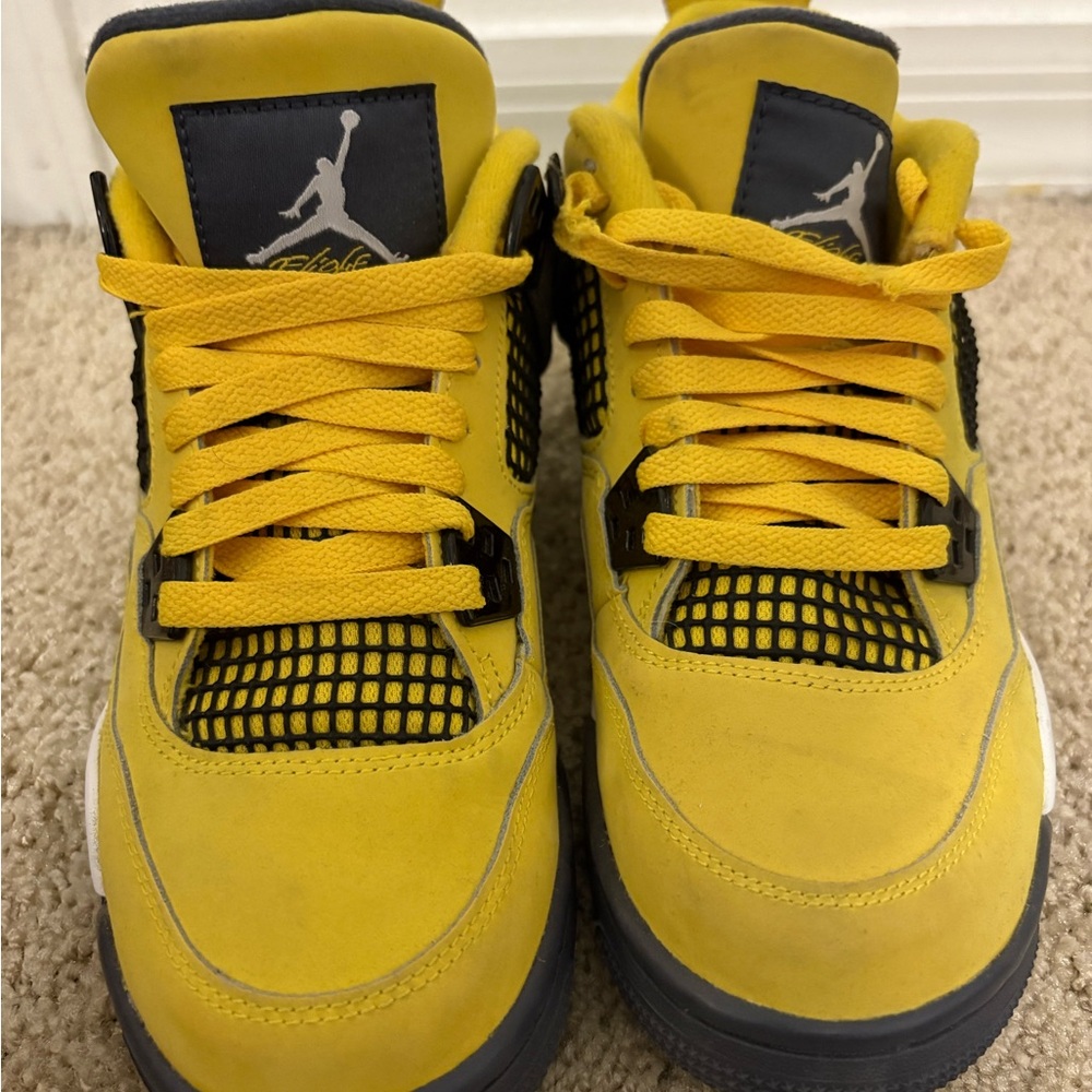 Air Jordans 4 Retro (GS) youth sneakers in Yellow and dark blue grey